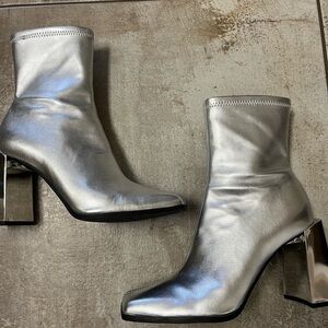 Gianni Bini Metallic block heel sleek silver booties. Size 71/2M heel 3.7 inches